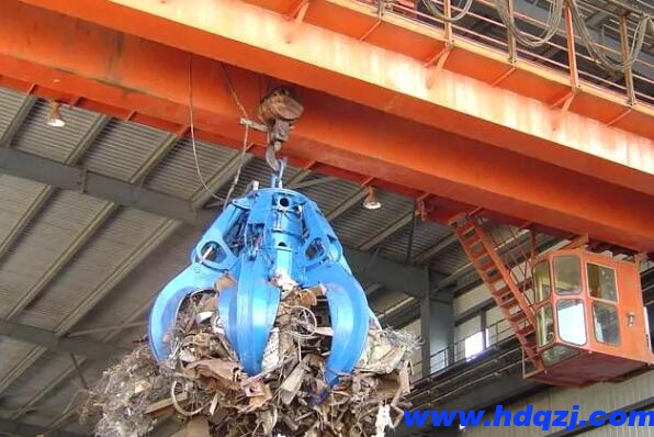 雙梁抓斗橋式起重機電動機的絕緣層構(gòu)造，是根據(jù)電流量尺寸或是工作電壓多少明確?